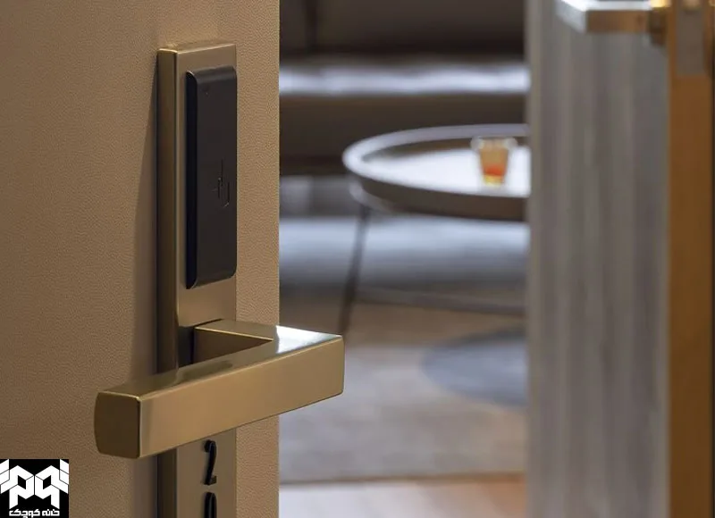 استفاده از یراق‌آلات استاندارد در درب ضد سرقت - خانه کوچک